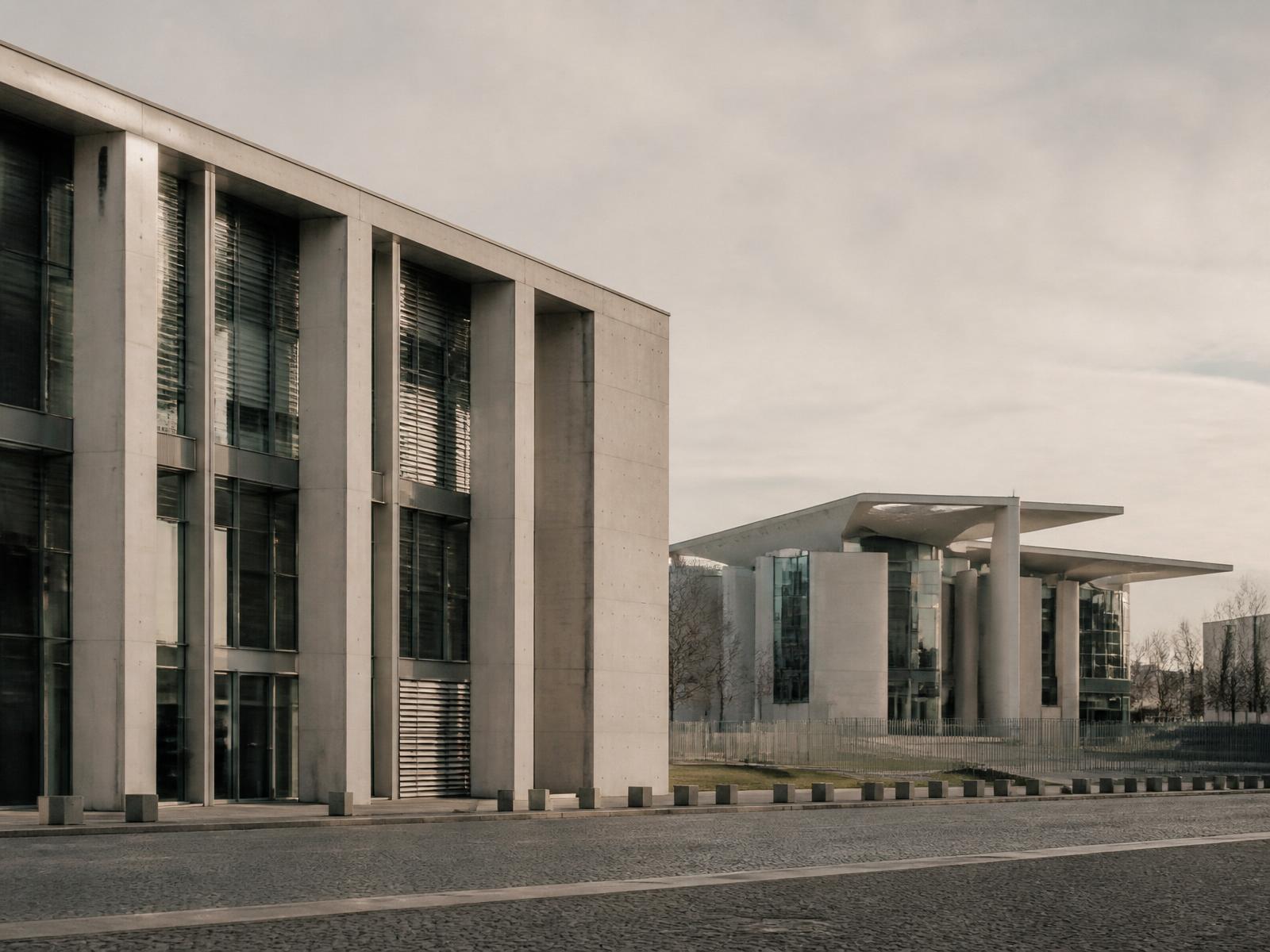 Fassade eines Verwaltungsgebäudes in ruhigem Morgenlicht